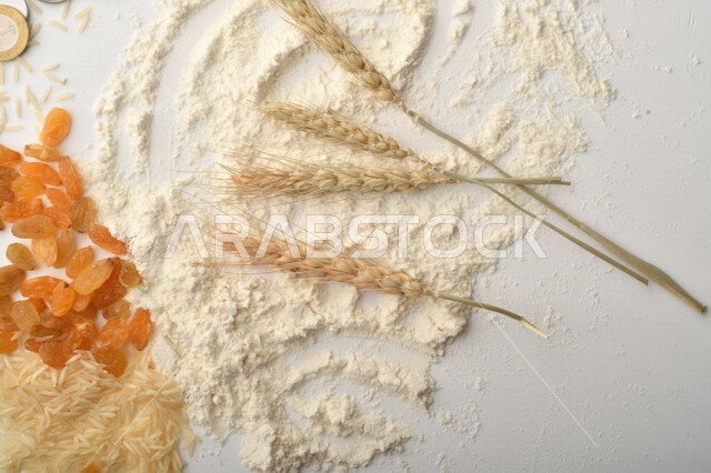 مجموعة من الأرز والزبيب والطحين على خلفية بيضاء .