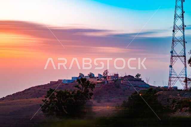 الشفق الأحمر في المناطق الطبيعية, لقطة لشكل السماء البديع وقت غروب الشمس فوق الوادي, الطبيعة الصخرية والمرتفعات الجبلية، منظر جبلي من الأعلى مقابل السماء أثناء الغروب في منطقة الطائف في المملكة العربية السعودية