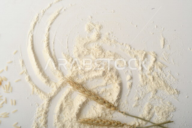 مجموعة من الأرز والزبيب والطحين على خلفية بيضاء .