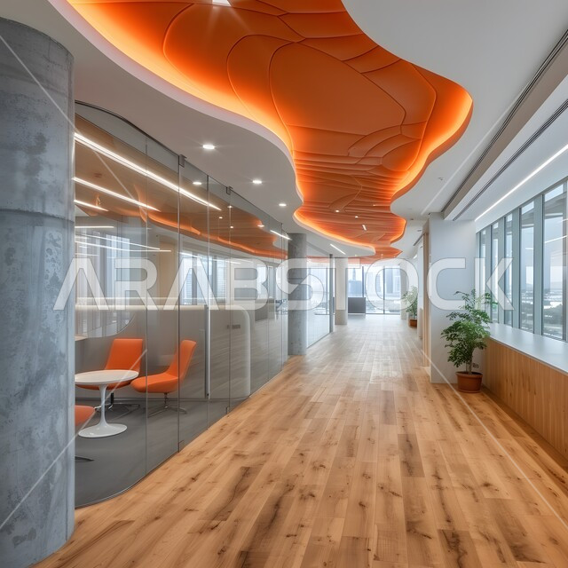 ممر طويل فارغ لشركة مكتبية بديكور راقي، ديكورات راقية وتصميم داخلي على الطراز الحديث، تصاميم عصرية حديثة للشركات السعودية، واجهات ونوافذ زجاجية كبيرة، الفن الهندسي المعماري لمكاتب الأعمال