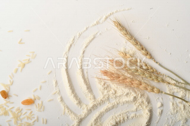 مجموعة من الأرز والزبيب والطحين على خلفية بيضاء .