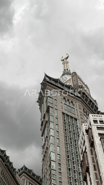 الفن الهندسي المعماري لبناء الأبراج والفنادق المحيطة بالحرم المكي الشريف, صورة مقربة لمبنى برج الساعة الملكي في مكة المكرمة, معالم وأماكن اسلامية مقدسة, التطور العمراني على الطراز الحديث والمتطور في المملكة العربية السعودية