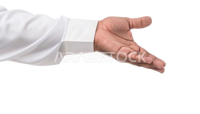 التسول وطلب المساعدة والعطف، مد يد العون، بورتريه مقرب ليد رجل عربي خليجي سعودي يرتدي الثوب التقليدي يقوم بفتح كف يده للأمام للحاجة، خلفية بيضاء