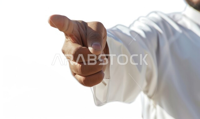 تحديد هدف ما والاشارة نحو شيء معين، بورتريه مقرب ليد رجل عربي خليجي سعودي يرتدي الثوب التقليدي يشير بأصبع السبابة على مكان محدد, خلفية بيضاء