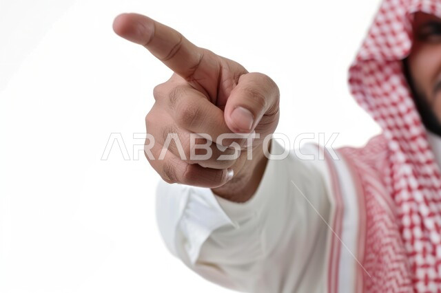 التوعد لشيء ما, بورتريه مقرب لرجل عربي خليجي سعودي يرتدي الثوب التقليدي والشماغ يشير باصبع السبابة للأمام بالاتجاه المقابل, التهديد والمواجهة والمنافسة, خلفية بيضاء