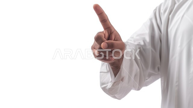 رفع الاصبع السبابة للأعلى للتشهد, الاشارة نحو شيء وتحديد هدف ما، بورتريه مقرب ليد رجل عربي خليجي سعودي يرتدي الثوب التقليدي يشير بأصبعه على مكان معين, خلفية بيضاء