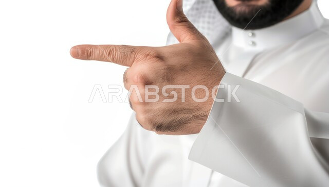 الاشارة إلى شيء ما, تعابير التحديد والتأكيد, بورتريه مقرب ليد رجل عربي خليجي سعودي يرتدي الثوب التقليدي يشير بأصبع السبابة للاختيار، خلفية بيضاء
