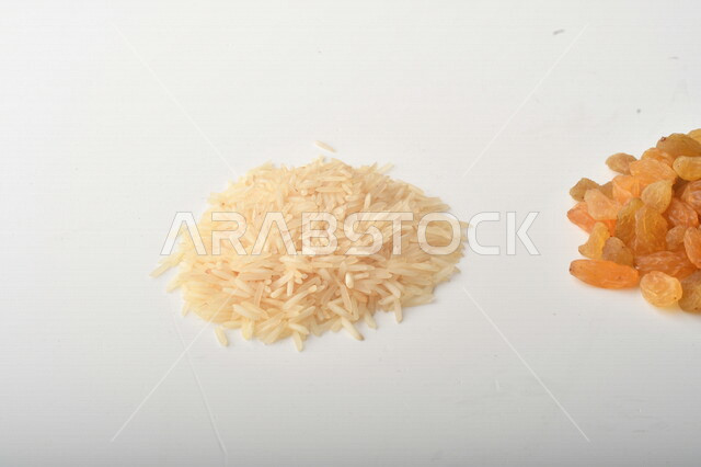 مجموعة من الأرز والزبيب والطحين على خلفية بيضاء .