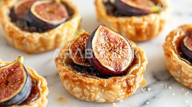 الأساليب الفنية في تقديم الطعام، المعجنات و المخبوزات الطازجة، صورة مقربة لطبق من فطائر التين الشهية، وجبات وفواكه صحية، فنون التقديم في مطابخ ومطاعم المملكة العربية السعودية