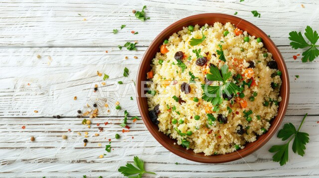 مأكولات وأطباق عربية تقليدية، صورة من الاعلى لطبق من الأرز المطهي مع البقدونس والزبيب، وصفات الطعام الصحية الشهية، فنون تقديم الطعام في مطاعم المملكة العربية السعودية، خلفية بيضاء