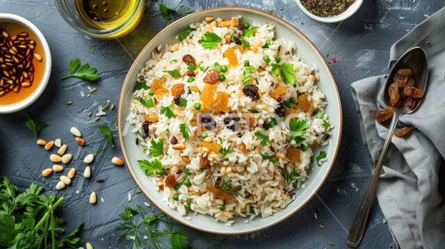 مأكولات وأطباق عربية تقليدية، صورة من الاعلى لطبق من الأرز المطهي مع البقدونس والزبيب، وصفات الطعام الصحية الشهية، فنون تقديم الطعام في مطاعم المملكة العربية السعودية، خلفية سوداء