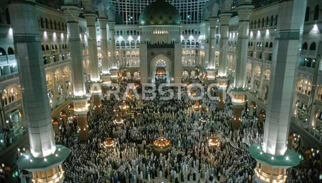 أداء فريضة الصلاة في الجامع, صورة من الأعلى لمجموعة من المصليين المسلمين داخل المسجد, تصميمات وديكورات إسلامية عريقة, الفن الهندسي المعماري الداخلي للمساجد, أماكن العبادة والتقرب إلى الله تعالى