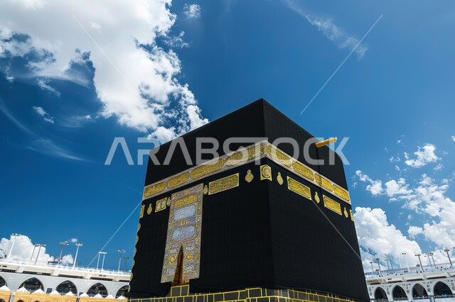 الكعبة المشرفة في مكة المكرمة, أماكن و معالم دينية إسلامية مقدسة في المملكة العربية السعودية, أداء مناسك الحج و العمرة, زيارة بيت الله الحرام