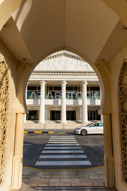الفن الهندسي المعماري على الطراز الأندلسي لمطعم بمدينة دبي، الديكورات والتصاميم الجبسية الراقية للأقواس والجدران, الطرقات والشوارع  المعبدة، أماكن ومعالم سياحية في الإمارات العربية المتحدة