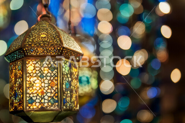فوانيس و تحف اسلامية تقليدية للاحتفال بقدوم شهر الخير، الفن الاسلامي للزينة والاكسسوارات، فانوس عربي معدني مزخرف مضيء، ديكورات وأنوار في الأجواء الرمضانية الروحانية، بطاقة تهنئة للاحتفال بقدوم شهر رمضان المبارك