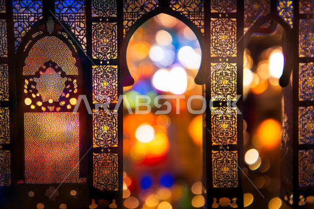 ديكورات وأنوار في الأجواء الرمضانية الروحانية، فوانيس و تحف اسلامية تقليدية للاحتفال بقدوم شهر الخير، الفن الاسلامي للزينة والاكسسوارات، فانوس عربي معدني مزخرف مضيء، بطاقة تهنئة للاحتفال بقدوم شهر رمضان المبارك