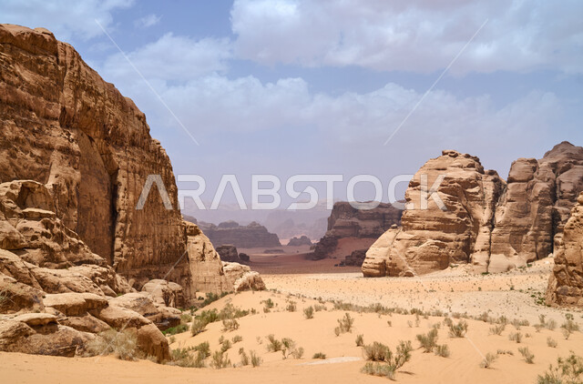 المعالم الأثرية التاريخيه القديمة في صحاري المملكة، رمال الصحراء الذهبية الناعمة، التكوينات والتشكيلات الصخرية الطبيعية في المناطق الصحراوية، اماكن سياحية مشهورة في السعودية، منظر السماء المليئة بالغيوم البيضاء