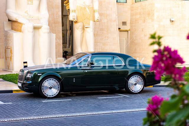  حركة مرور وسائل النقل في الطرقات، فعاليات ومعارض متميزة، مفهوم بيع وايجار السيارات، معالم و أماكن سياحية مشهورة في الامارات العربية المتحدة، سيارة رولز رويس في موقف السيارات الخاص جانب وافي مول، السيارات الفاخرة في باهضة الثمن في إمارة دبي