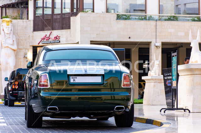  حركة مرور وسائل النقل في الطرقات، فعاليات ومعارض متميزة، مفهوم بيع وايجار السيارات، معالم و أماكن سياحية مشهورة في الامارات العربية المتحدة، سيارة رولز رويس في موقف السيارات الخاص جانب وافي مول، السيارات الفاخرة في باهضة الثمن في إمارة دبي