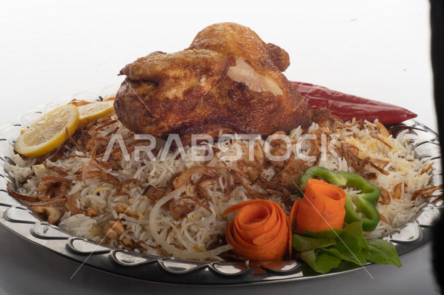 طبق أرز شعبي مع الدجاج المظبي مجهز في المطبخ السعودي ، أرز بني مع الدجاج المزين بالشعرية ، طبق سعودي تقليدي ، مطبخ سعودي تقليدي جاهز
