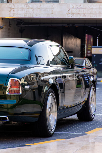  حركة مرور وسائل النقل في الطرقات، فعاليات ومعارض متميزة، مفهوم بيع وايجار السيارات، معالم و أماكن سياحية مشهورة في الامارات العربية المتحدة، سيارة رولز رويس في موقف السيارات الخاص جانب وافي مول، السيارات الفاخرة في باهضة الثمن في إمارة دبي