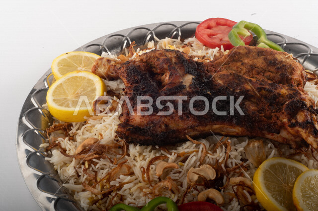طبق أرز شعبي مع الدجاج المظبي مجهز في المطبخ السعودي ، أرز بني مع الدجاج المزين بالشعرية ، طبق سعودي تقليدي ، مطبخ سعودي تقليدي جاهز ، خلفية بيضاء