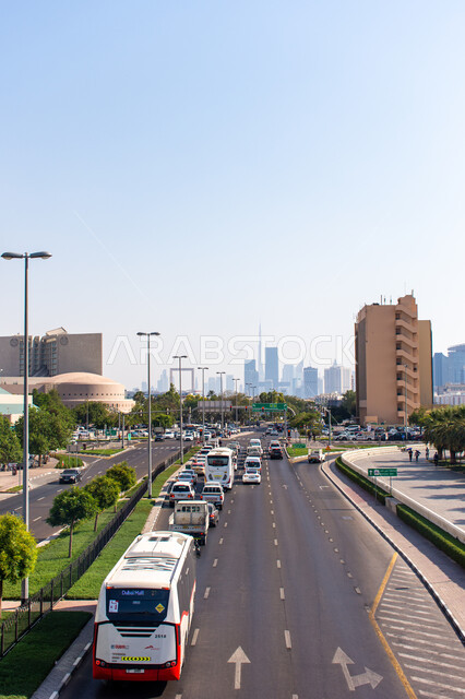 وسائل النقل و المواصلات، الازدحام المروري لحركة السيارات في شوارع وطرقات مدينة دبي, الفن الهندسي المعماري للمباني و الأبراج التجاريه, السيارات في النهار بطرق دولة الإمارات العربية المتحدة