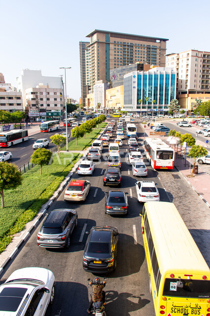 المركبات في النهار بطرق دولة الإمارات العربية المتحدة، وسائل النقل و المواصلات، الازدحام المروري لحركة السيارات في شوارع وطرقات مدينة دبي, الفن الهندسي المعماري للمباني و الأبراج التجاريه