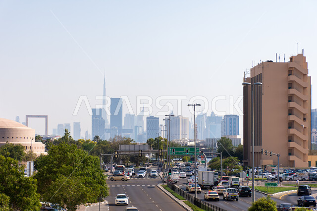 وسائل النقل و المواصلات، الازدحام المروري لحركة السيارات في شوارع وطرقات مدينة دبي, الفن الهندسي المعماري للمباني و الأبراج التجاريه, المركبات في النهار بطرق دولة الإمارات العربية المتحدة