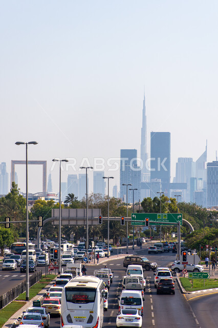 وسائل النقل و المواصلات، الازدحام المروري لحركة السيارات في شوارع وطرقات مدينة دبي, الفن الهندسي المعماري للمباني و الأبراج التجاريه, المركبات في النهار بطرق دولة الإمارات العربية المتحدة