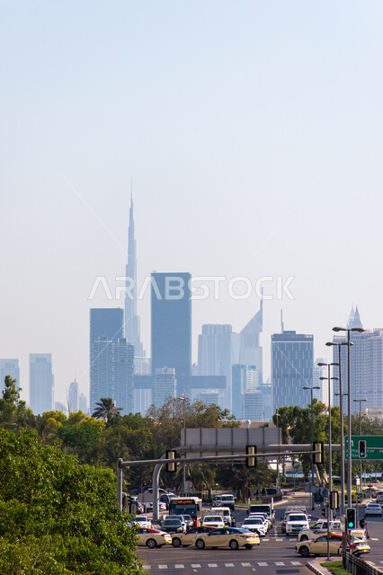 وسائل النقل و المواصلات، الازدحام المروري لحركة السيارات في شوارع وطرقات مدينة دبي, الفن الهندسي المعماري للمباني و الأبراج التجاريه, المركبات في النهار بطرق دولة الإمارات العربية المتحدة