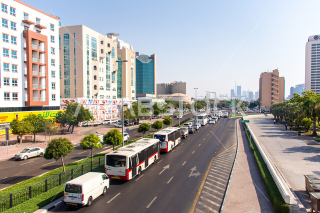 وسائل النقل و المواصلات، الازدحام المروري لحركة السيارات في شوارع وطرقات مدينة دبي, الفن الهندسي المعماري للمباني و الأبراج التجاريه, المركبات في النهار بطرق دولة الإمارات العربية المتحدة