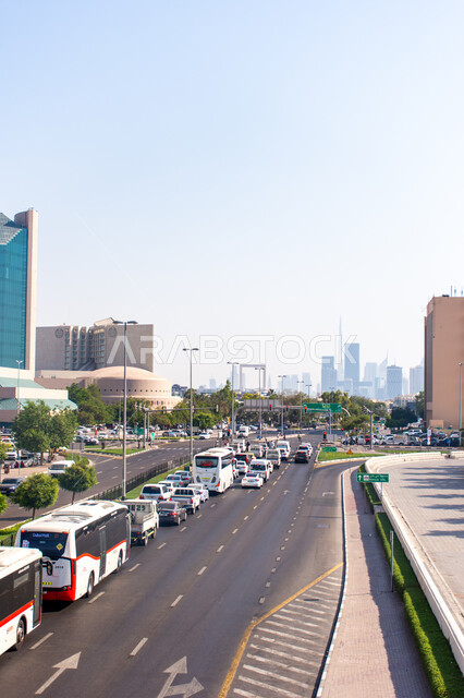 وسائل النقل و المواصلات، الازدحام المروري لحركة السيارات في شوارع وطرقات مدينة دبي, الفن الهندسي المعماري للمباني و الأبراج التجاريه, المركبات في النهار بطرق دولة الإمارات العربية المتحدة
