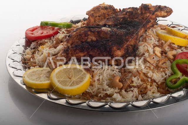 طبق أرز شعبي مع الدجاج المظبي مجهز في المطبخ السعودي ، أرز بني مع الدجاج المزين بالشعرية ، طبق سعودي تقليدي ، مطبخ سعودي تقليدي جاهز ، خلفية بيضاء