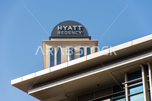  السياحة في دول الخليج العربي، فندق حياة ريجنسي بمنطقة الديرة في مدينة دبي، الفنادق والمنتجعات السياحية في الإمارات العربية المتحدة، الفن الهندسي المعماري على الطراز الحديث، اماكن و معالم سياحة شهيرة