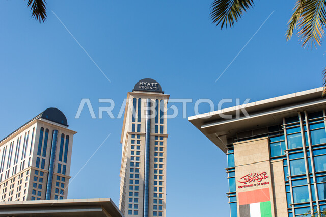  السياحة في دول الخليج العربي، فندق حياة ريجنسي بمنطقة الديرة في مدينة دبي، الفنادق والمنتجعات السياحية في الإمارات العربية المتحدة، الفن الهندسي المعماري على الطراز الحديث، اماكن و معالم سياحة شهيرة