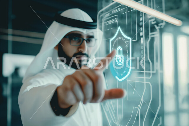 نظام الأمن السيبراني والحوسبة، تخزين البيانات والمعلومات، الذكاء الاصطناعي والتطوير الرقمي، تطوير التكنولوجيا الرقمية، تكنولوجيا المستقبل المتقدم، صورة مقربة ليد رجل عربي  سعودي يقوم بالاشارة لأيقونة قفل الأمان المضيئة باستخدام خاصية الهولوجرام ثلاثي الأبعاد