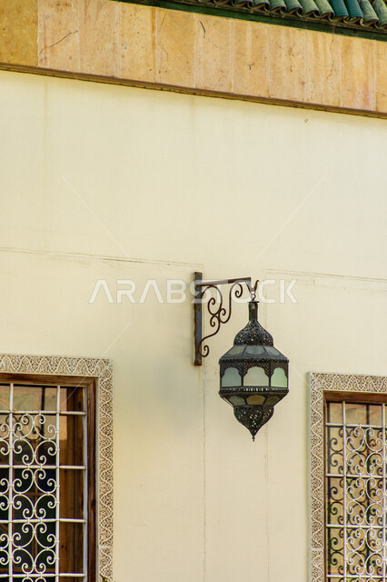 الاستعداد لاستقبال شهر رمضان المبارك، صورة قنديل على الطراز القديم معلق على الحائط أمام منزل في مدينة دبي، ديكورات وتصاميم إسلامية، أجواء رمضانية روحانية، الفن الهندسي المعماري للبناء