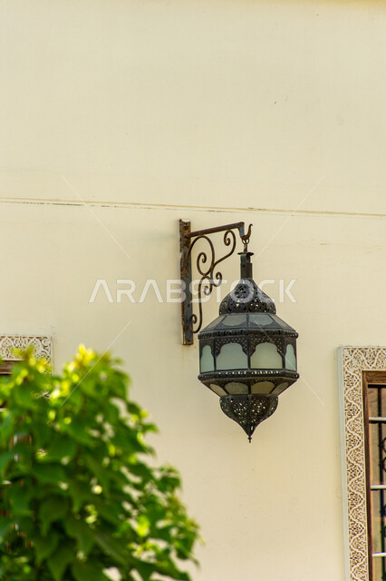 الاستعداد لاستقبال شهر رمضان المبارك، صورة قنديل على الطراز القديم معلق على الحائط أمام منزل في مدينة دبي، ديكورات وتصاميم إسلامية، أجواء رمضانية روحانية، الفن الهندسي المعماري للبناء