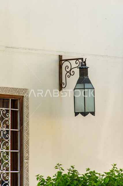 الاستعداد لاستقبال شهر رمضان المبارك، صورة قنديل على الطراز القديم معلق على الحائط أمام منزل في مدينة دبي، ديكورات وتصاميم إسلامية، أجواء رمضانية روحانية، الفن الهندسي المعماري للبناء