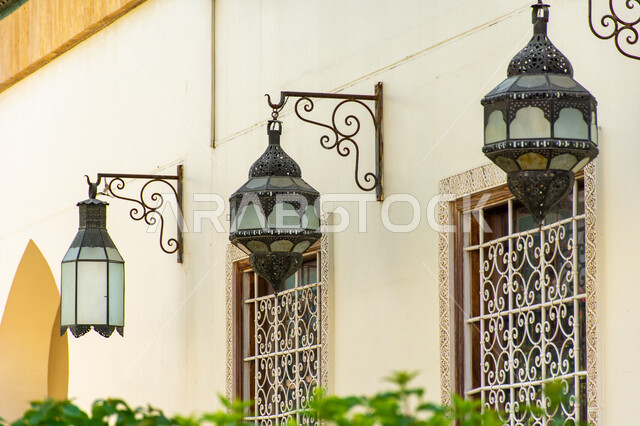 الاستعداد لاستقبال شهر رمضان المبارك، صورة قنديل على الطراز القديم معلق على الحائط أمام منزل في مدينة دبي، ديكورات وتصاميم إسلامية، أجواء رمضانية روحانية، الفن الهندسي المعماري للبناء