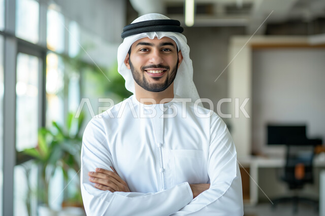 صورة شخصية للوثائق الرسمية، العناية بالمظهر الخارجي، صورة مقربة لشاب عربي إماراتي خليجي وسيم يرتدي الكندورة والغترة ينظر الى الكاميرا بابتسامة، ايماءات السرور و الثقة بالنفس، مفهوم الأناقة والاهتمام بالنفس