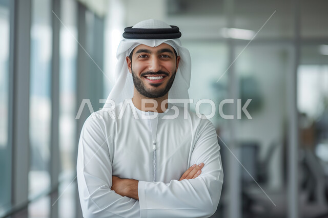 صورة شخصية للوثائق الرسمية، العناية بالمظهر الخارجي، صورة مقربة لشاب عربي إماراتي خليجي وسيم يرتدي الكندورة والغترة ينظر الى الكاميرا بابتسامة، ايماءات السرور و الثقة بالنفس، مفهوم الأناقة والاهتمام بالنفس