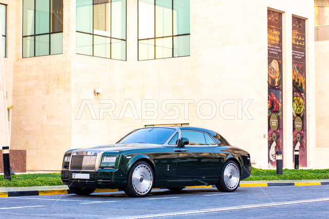  حركة مرور وسائل النقل في الطرقات، فعاليات ومعارض متميزة، مفهوم بيع وايجار السيارات، معالم و أماكن سياحية مشهورة في الامارات العربية المتحدة، سيارة رولز رويس في موقف السيارات الخاص جانب وافي مول، السيارات الفاخرة في باهضة الثمن في إمارة دبي