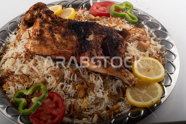 طبق أرز شعبي مع الدجاج المظبي مجهز في المطبخ السعودي ، أرز بني مع الدجاج المزين بالشعرية ، طبق سعودي تقليدي ، مطبخ سعودي تقليدي جاهز ، خلفية بيضاء