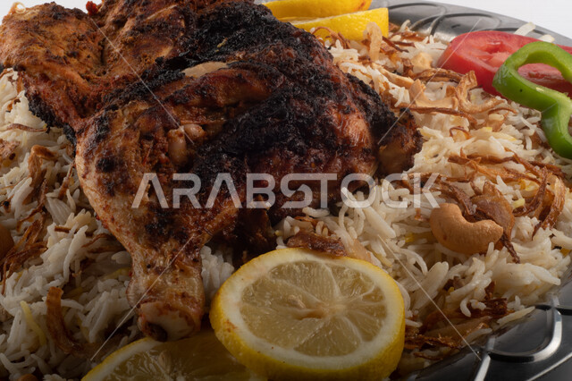 طبق أرز شعبي مع الدجاج المظبي مجهز في المطبخ السعودي ، أرز بني مع الدجاج المزين بالشعرية ، طبق سعودي تقليدي ، مطبخ سعودي تقليدي جاهز ، خلفية بيضاء