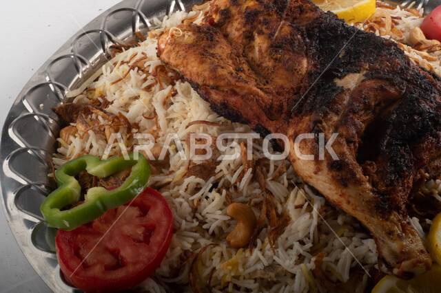 طبق أرز شعبي مع الدجاج المظبي مجهز في المطبخ السعودي ، أرز بني مع الدجاج المزين بالشعرية ، طبق سعودي تقليدي ، مطبخ سعودي تقليدي جاهز ، خلفية بيضاء