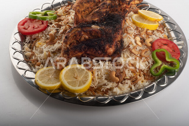 طبق أرز شعبي مع الدجاج المظبي مجهز في المطبخ السعودي ، أرز بني مع الدجاج المزين بالشعرية ، طبق سعودي تقليدي ، مطبخ سعودي تقليدي جاهز ، خلفية بيضاء