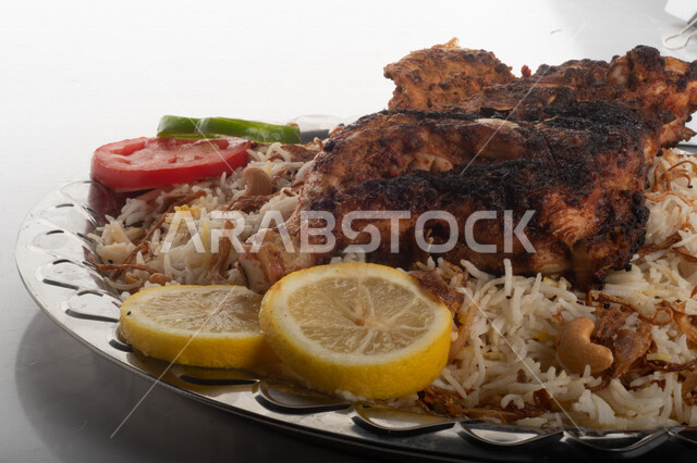 طبق أرز شعبي مع الدجاج المظبي مجهز في المطبخ السعودي ، أرز بني مع الدجاج المزين بالشعرية ، طبق سعودي تقليدي ، مطبخ سعودي تقليدي جاهز ، خلفية بيضاء