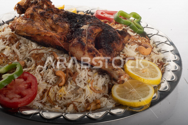 طبق أرز شعبي مع الدجاج المظبي مجهز في المطبخ السعودي ، أرز بني مع الدجاج المزين بالشعرية ، طبق سعودي تقليدي ، مطبخ سعودي تقليدي جاهز ، خلفية بيضاء